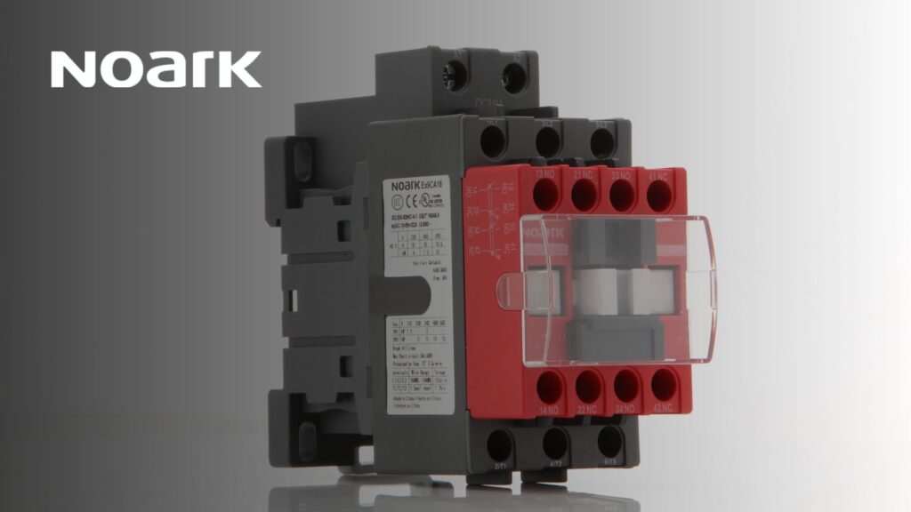 Contactor eléctrico Noark rojo y negro con botones etiquetados, complementado con relés de control de seguridad avanzados, sobre un fondo gris reflectante con el logotipo de Noark.