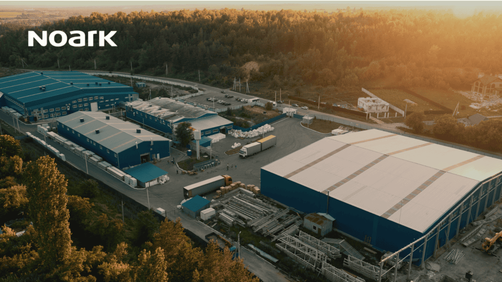 Desde arriba, el extenso complejo industrial se despliega: una red de edificios de tejados azules enclavados entre árboles y atravesados por una carretera serpenteante. Cuando el sol se pone, los interruptores de caja moldeada de las instalaciones garantizan que las operaciones continúen sin problemas hasta el crepúsculo.