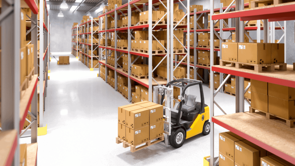 Una carretilla elevadora mueve eficientemente un palé de cajas de cartón en un gran almacén, donde altas estanterías metálicas se apilan con más inventario. El suelo reluciente y limpio habla de las operaciones racionalizadas que contribuyen a acortar los plazos de entrega.