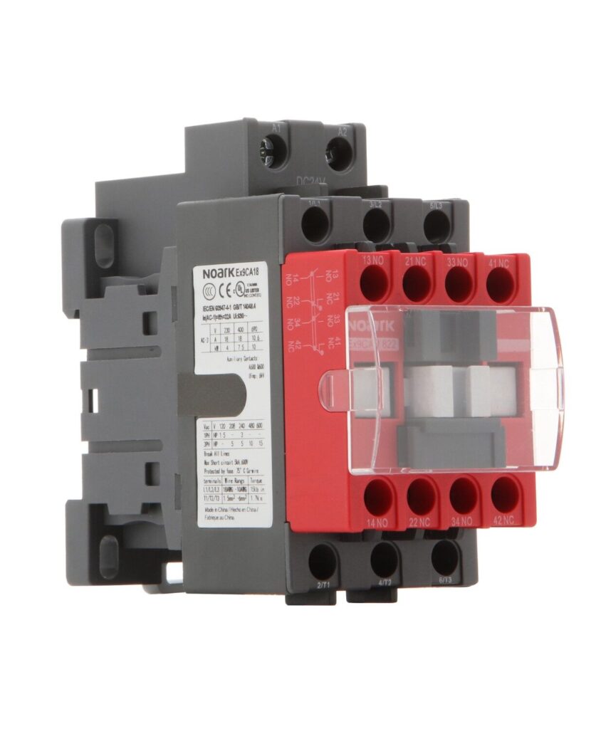 Contactor eléctrico rojo y gris con múltiples puntos de conexión y una etiqueta con especificaciones técnicas en el lateral.