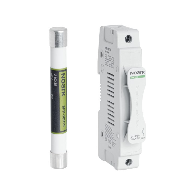 Un fusible Noark y un portafusibles, con el modelo 9FP, se muestran uno al lado del otro. El fusible etiquetado SPP-30/920 complementa el portafusibles, que está marcado con indicaciones de interruptor ON/OFF y especificaciones para una integración y seguridad perfectas.
