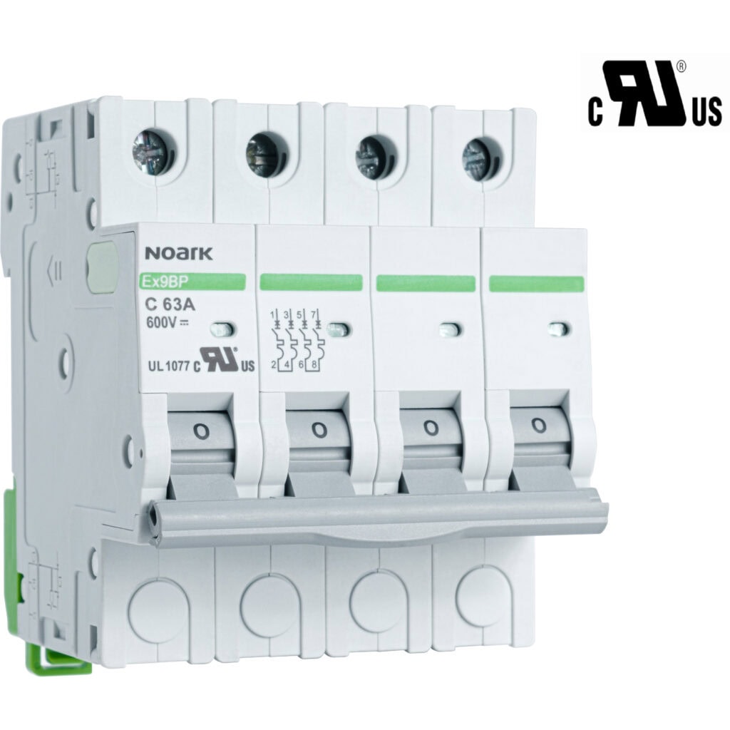 Un disyuntor tetrapolar etiquetado "NOARK" con una clasificación C63A para 600 V, con una marca de certificación UL 1077.