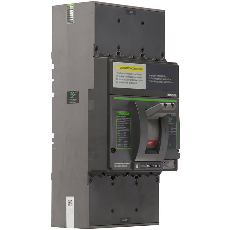 El disyuntor industrial gris de la serie Ex9MD cuenta con un interruptor etiquetado "ON" y "OFF" en rojo y verde. Su panel frontal muestra diversas etiquetas e instrucciones, lo que garantiza la facilidad de uso y la seguridad.