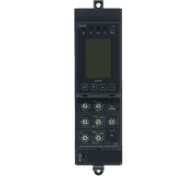 Esta centralita electrónica negra cuenta con una pantalla, varios botones y diales. Su forma rectangular alargada incluye orificios de montaje en la parte superior e inferior para facilitar su instalación.