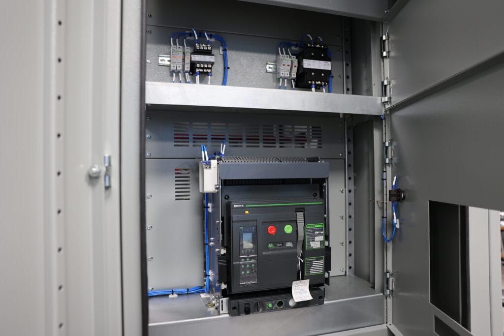 En el interior del cuadro eléctrico, una red de cables, disyuntores y botones se alinea intrincadamente con los modernos cuadros de distribución, garantizando una funcionalidad sin fisuras.