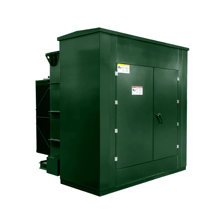 Una gran caja metálica verde de transformador eléctrico con puertas cerradas y asa, etiquetada con señales de precaución y advertencia, esencial para una distribución eficaz de la energía.